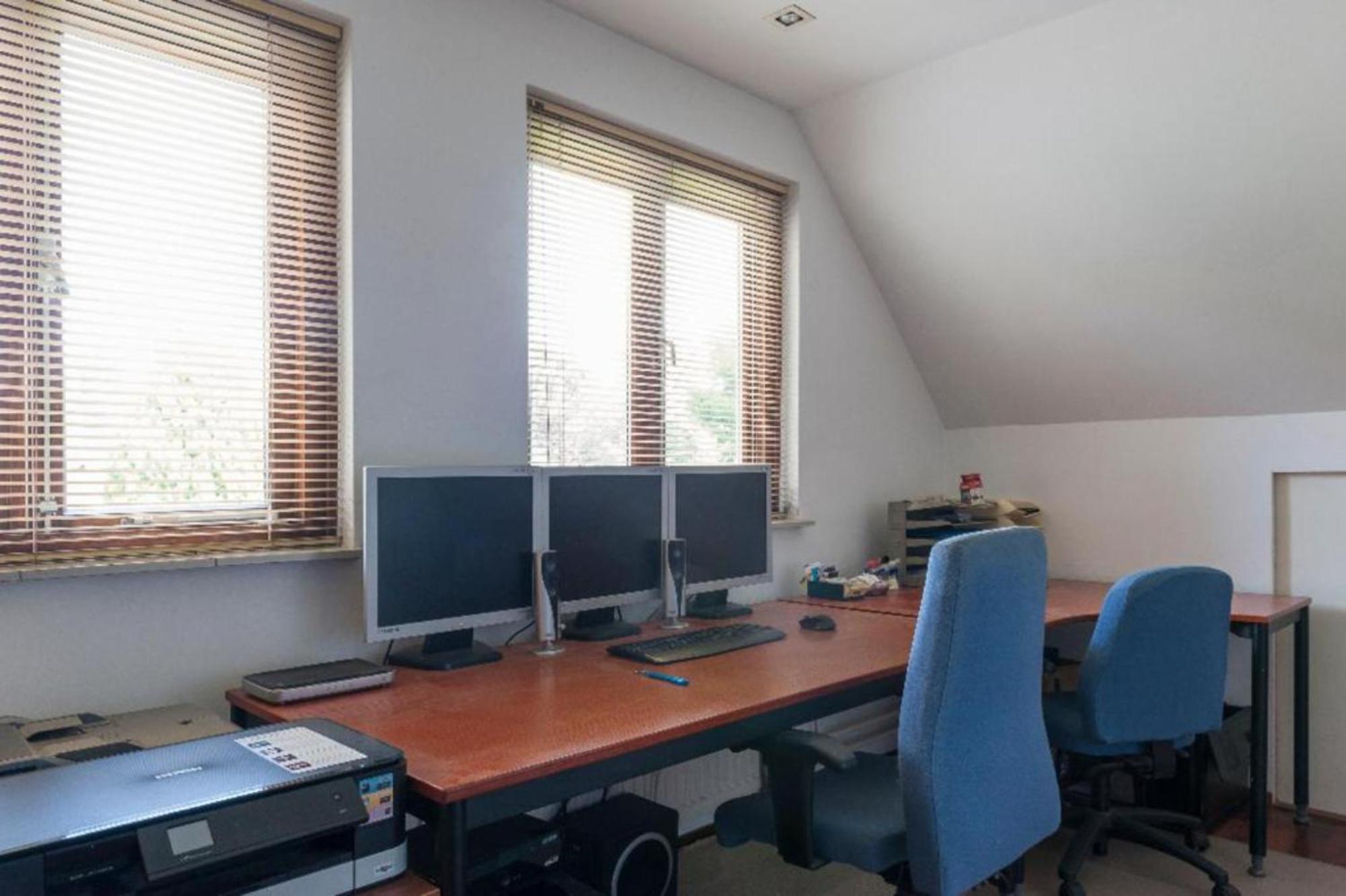 Homestay First Floor With Bedroom Bathroom Kitchen Office In Near Tue And Centre