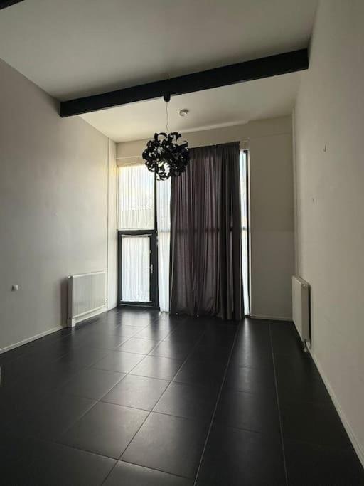 Expats House 2 *