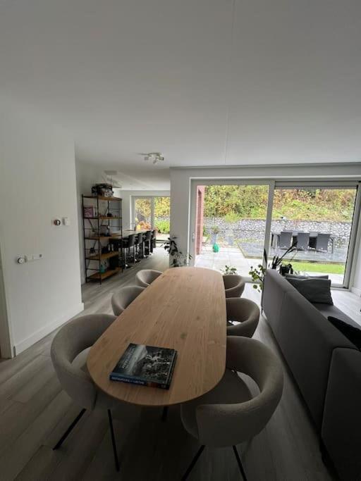 Modern House With 3 Bedrooms *