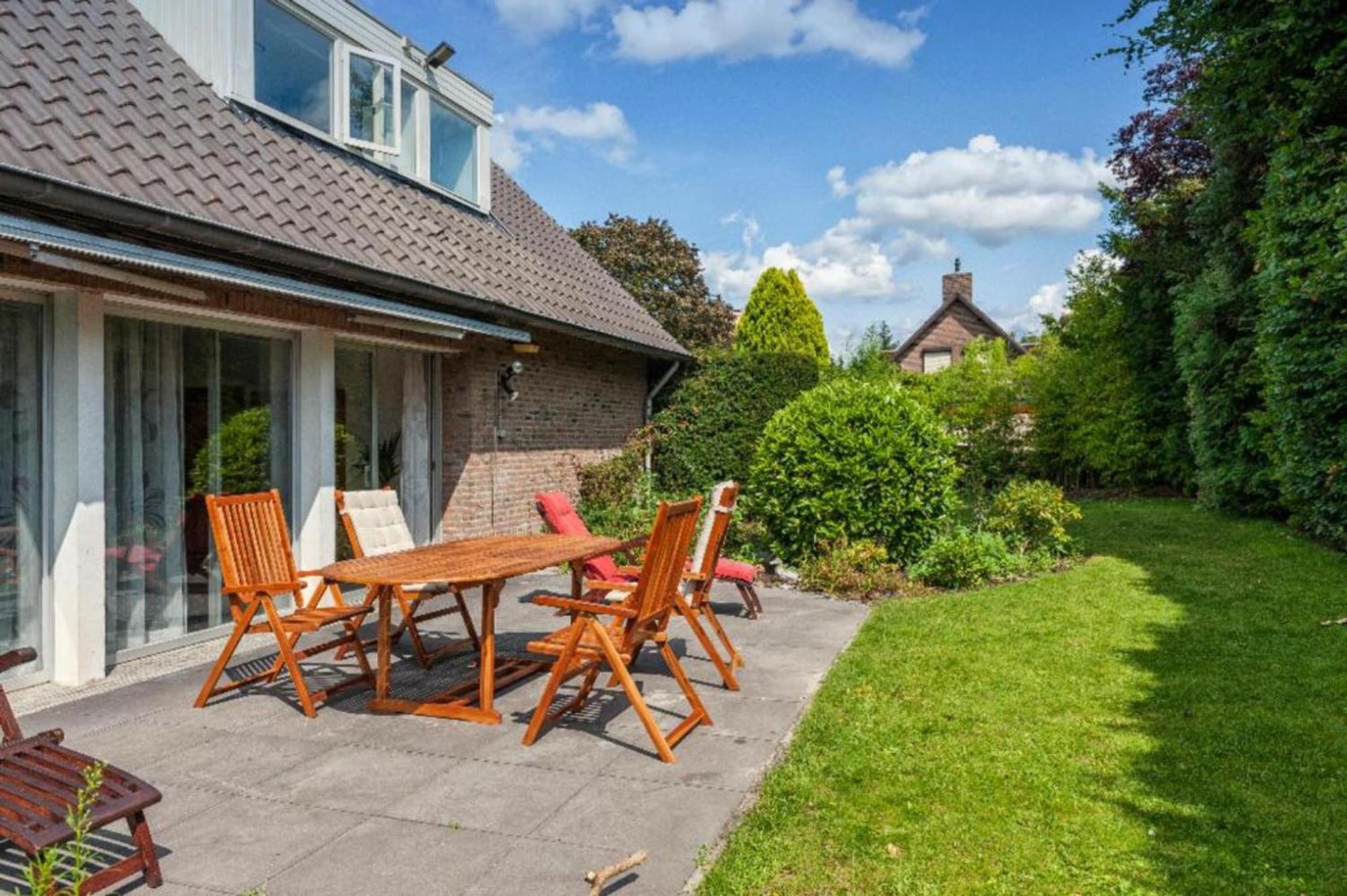 Séjour chez l'habitant Ground Floor And Twin Bedroom In Luxurious With Beautiful Garden Very Near Tue And Centre